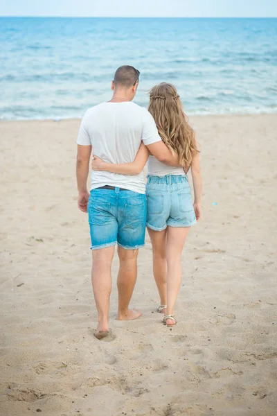 Güzel genç bir çift harcama bir gün kapalı plaj, yaz