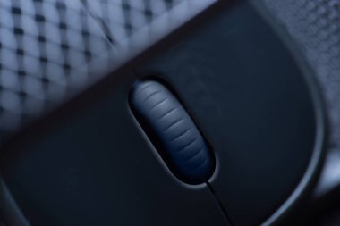 Makro fotoğraf. Bir koyu gri background.top görünümde tek kablosuz bilgisayar fare