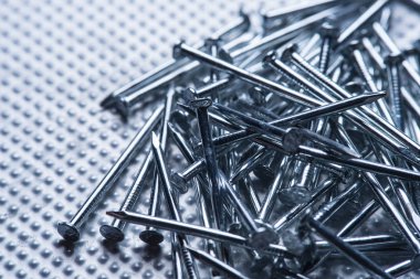 Tırnak kazık, duvar çivi, beton çivi arka plan. Makro fotoğraf