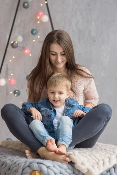 Gyönyörű Anya Egy Pasztell Póló Van Birtoklás Móka Val Kis — Stock Fotó