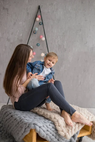 Gyönyörű Anya Egy Pasztell Póló Van Birtoklás Móka Val Kis — Stock Fotó