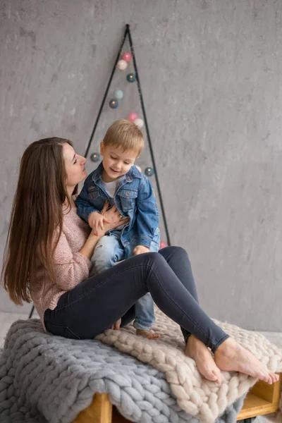 Hermosa Madre Una Camiseta Pastel Divertirse Con Hijo Pequeño Fondo — Foto de Stock