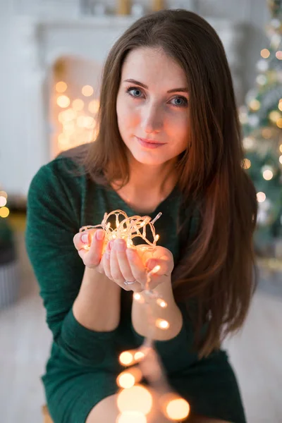 Piękna Dziewczyna Gospodarstwa Wianka Wesołych Świąt Bożego Narodzenia — Zdjęcie stockowe