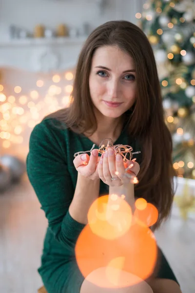 Piękna Dziewczyna Gospodarstwa Wianka Wesołych Świąt Bożego Narodzenia — Zdjęcie stockowe