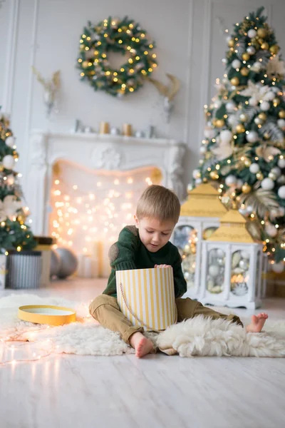 Kisfiú Teszi Vicces Arcok Kandalló Évet Dekorációt Füzér Karácsonyfákkal Ajándékokkal — Stock Fotó
