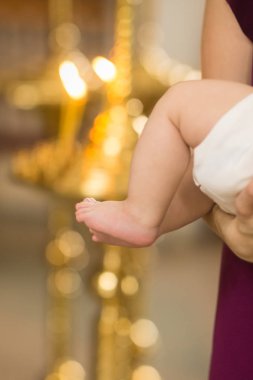 bebek bacakları vaftiz mumlar ve sunak arka planı katedral içinde ellerinde