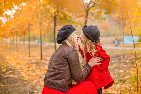 Una Bella Madre Con Berretto Nero Vestito Rosso Lungo Abbraccia — Foto Stock