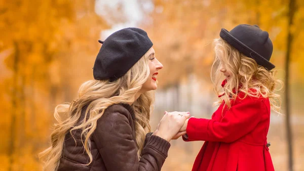 Beautiful Mother Black Beret Red Long Dress Gently Hugs Little — Stock Photo, Image