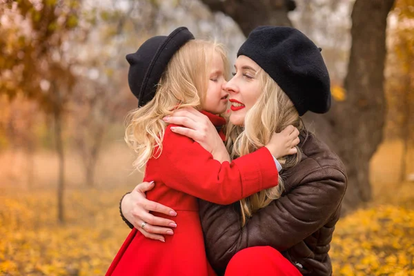 Mädchen Roten Mantel Weint Und Ihre Mutter Beruhigt Sich Auf — Stockfoto
