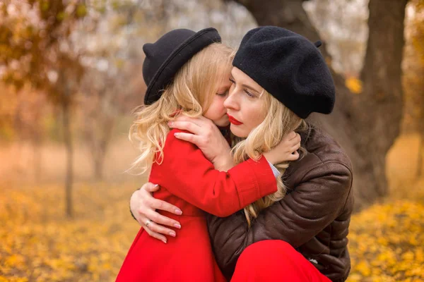 Девушка Красном Пальто Плачет Мать Успокаивается Фоне Осеннего Сада — стоковое фото