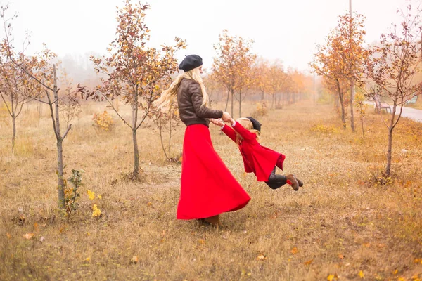 Mladá Maminka Hraje Její Malou Dceru Podzimní Zahradní Celkového Plánu — Stock fotografie