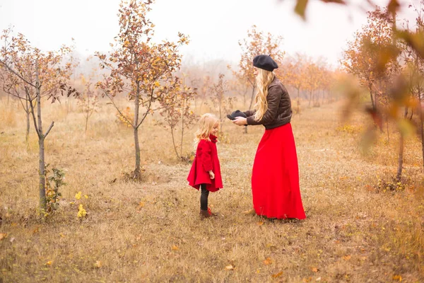 Jovem Mãe Brinca Com Sua Filhinha Jardim Outono Plano Geral — Fotografia de Stock