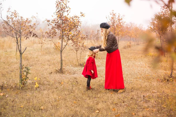 Jovem Mãe Brinca Com Sua Filhinha Jardim Outono Plano Geral — Fotografia de Stock