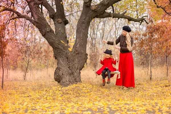 Filha Pequena Casaco Vermelho Balanço Articulado Sacode Uma Mãe Jovem — Fotografia de Stock