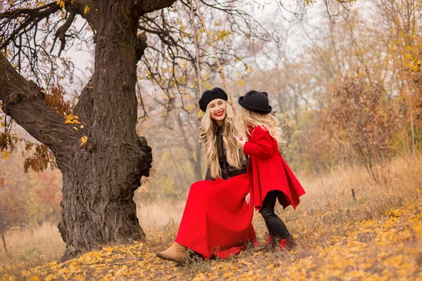 Zijn Moeder Swingt Dochter Een Rode Jas Schommel Leuke Tijd — Stockfoto