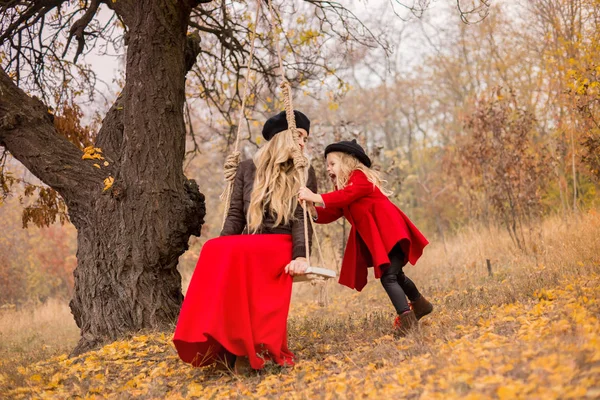 Filha Casaco Vermelho Balança Sua Mãe Balanço Tempo Diversão Para — Fotografia de Stock