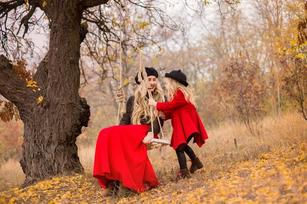 Lánya Egy Piros Kabátot Hinták Anyja Hinta Idő Egy Családi — Stock Fotó