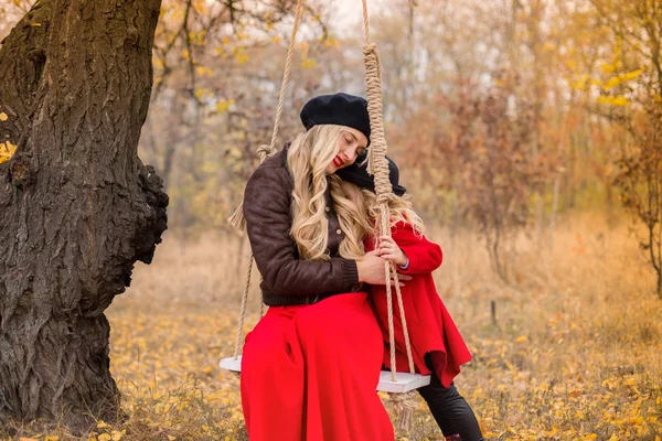 Filha Casaco Vermelho Balança Sua Mãe Balanço Tempo Diversão Para — Fotografia de Stock