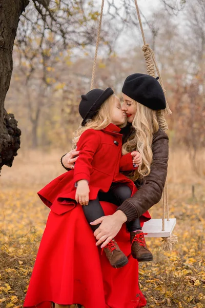 Мама Дочь Веселятся Осеннем Саду Концепция Семейного Образования Общения Природой — стоковое фото