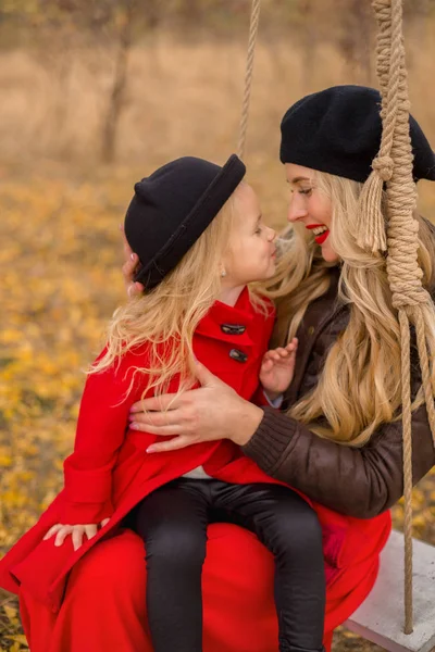 Mutter Und Tochter Haben Spaß Herbstlichen Garten Das Konzept Der — Stockfoto