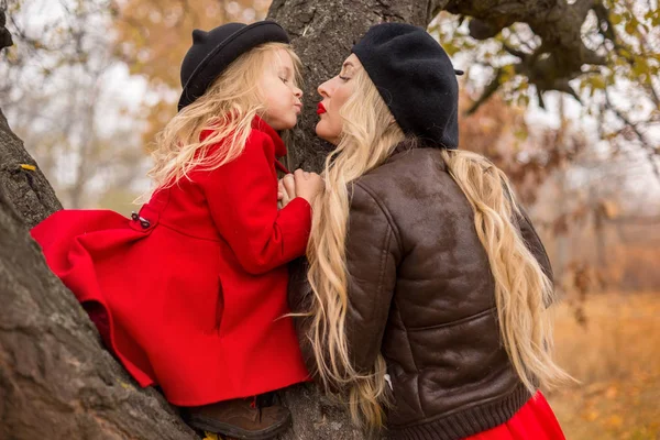 Маленькая Девочка Красном Пальто Залезла Старое Дерево Мать Поддерживает — стоковое фото