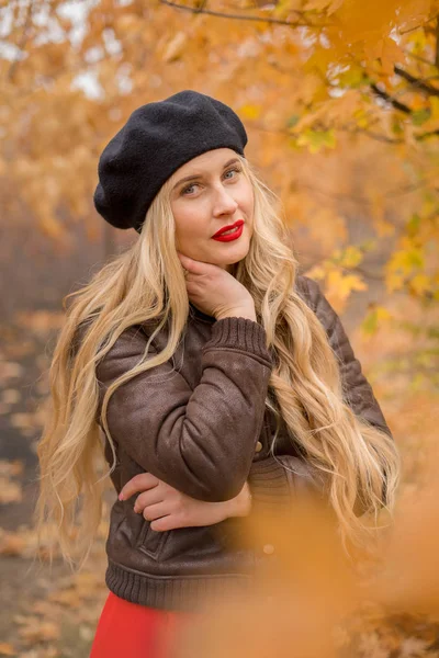 Blondes Mädchen Mit Schwarzer Baskenmütze Und Leuchtend Roten Lippen Vor — Stockfoto