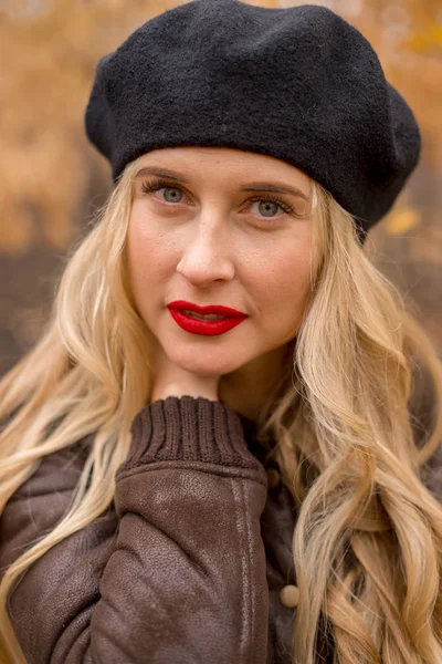 Fille Blonde Dans Béret Noir Avec Des Lèvres Rouge Vif — Photo