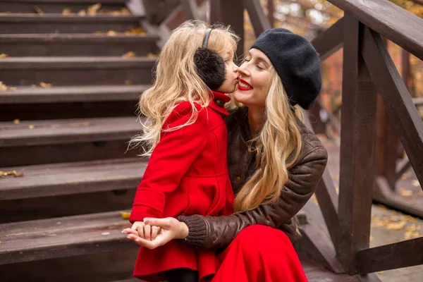 Figlioletta Cappotto Rosso Con Madre Seduta Gradini Legno — Foto Stock