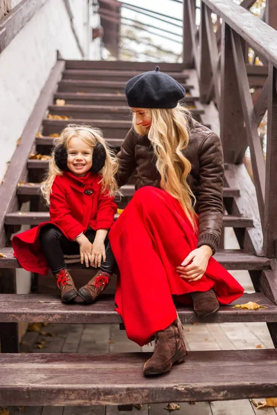 Маленькая Дочь Красном Пальто Матерью Сидящей Деревянных Ступеньках — стоковое фото