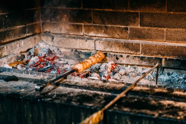 İştah açıcı et şiş üzerinde ızgara. Kebab pişirme. Domuz etinin kömür ızgara