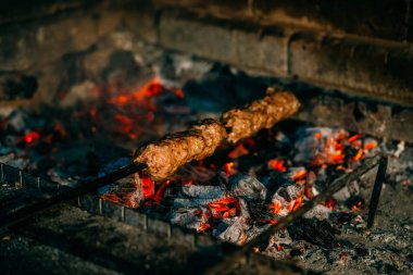 İştah açıcı et şiş üzerinde ızgara. Kebab pişirme. Domuz etinin kömür ızgara