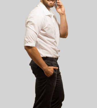 Erkekler rahat kıyafetler basit giyim moda kavramı, gri bir arka plan ayakta