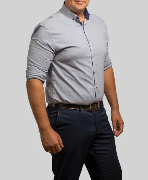 灰色の背景は シンプルなカジュアル ファッション概念に立っている男性のカジュアルな服装 — ストック写真