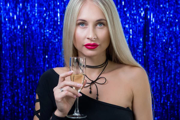 Sexy Meisje Blonde Met Rode Lippenstift Haar Lippen Houden Een — Stockfoto