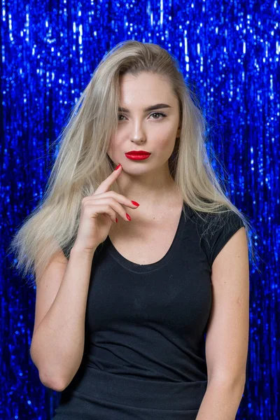Sexy Blondynka Czerwona Szminka Ustach Czarnej Sukni Pozowanie Kamery Tle — Zdjęcie stockowe