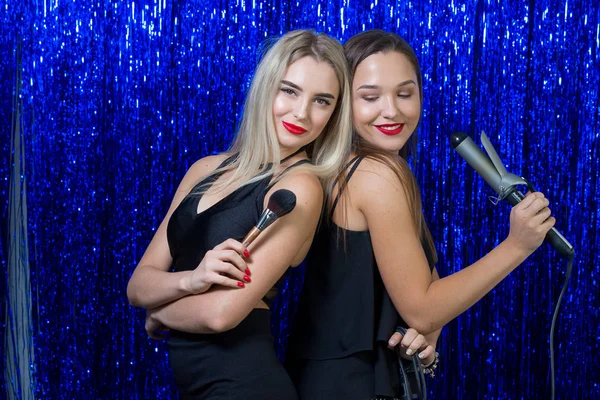 Due Ragazze Stilista Sono Posa Una Fotocamera Con Bigodino Capelli — Foto Stock