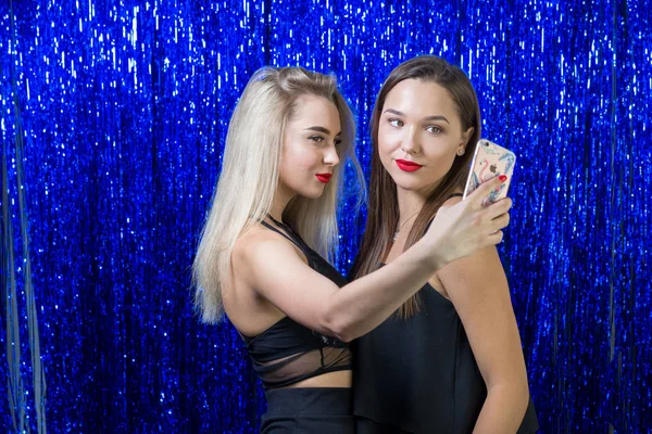 Twee Sexy Meisjes Met Rode Lippenstift Hun Lippen Doen Selfie — Stockfoto
