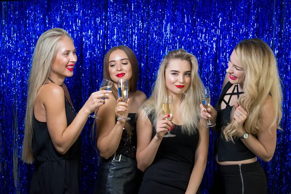 Čtyři Okouzlující Krásné Dívky Vesele Smát Sklenkami Šampaňského Rukou Stran — Stock fotografie