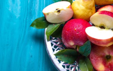 Olgun kırmızı elma ve sarı armut tablonun yan metin için yer ile resmi bir tabağa yalan