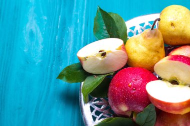 Olgun kırmızı elma ve sarı armut tablonun yan metin için yer ile resmi bir tabağa yalan