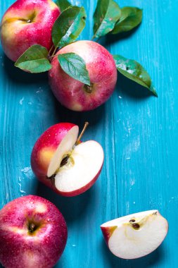 Grup sulu kırmızı elma bir ahşap arka plan üzerinde yatıyor