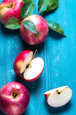 Grup sulu kırmızı elma bir ahşap arka plan üzerinde yatıyor