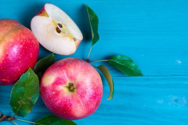 kırmızı elma bir parça tüm elma yanındaki bir masada yatıyor