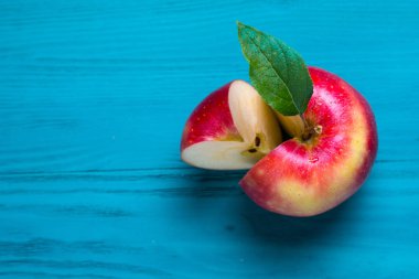 Olgun kırmızı elma yalan ahşap bir masaya kesilmiş