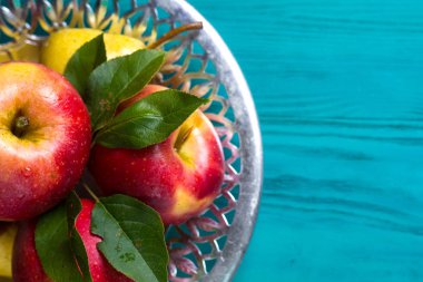 Olgun kırmızı elma ve sarı armut tablonun yan metin için yer ile resmi bir tabağa yalan