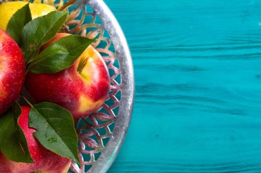 Olgun kırmızı elma ve sarı armut tablonun yan metin için yer ile resmi bir tabağa yalan