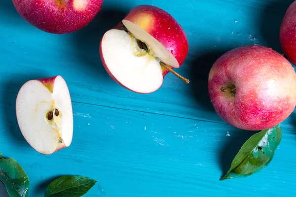Grup sulu kırmızı elma bir ahşap arka plan üzerinde yatıyor