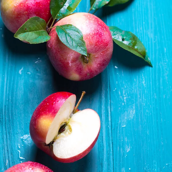 Grup sulu kırmızı elma bir ahşap arka plan üzerinde yatıyor