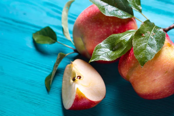 kırmızı elma bir parça tüm elma yanındaki bir masada yatıyor