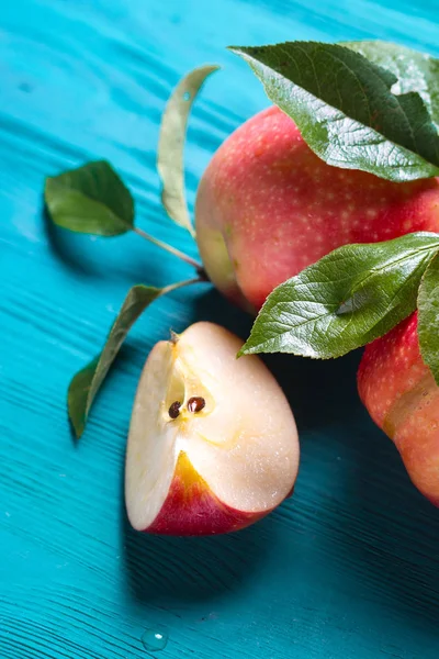 kırmızı elma bir parça tüm elma yanındaki bir masada yatıyor